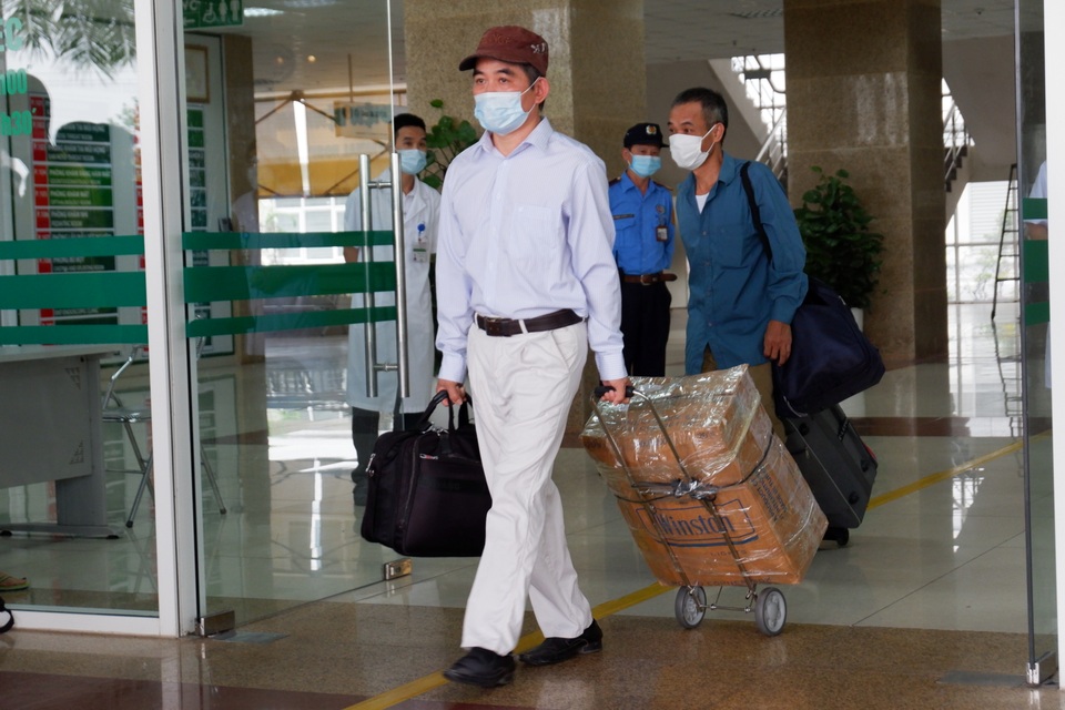 Rưng rưng cảm xúc ngày ra viện của gần 200 công dân về từ Ghi-nê Xích Đạo - 12 Rưng rưng cảm xúc ngày ra viện của gần 200 công dân về từ Ghi-nê Xích Đạo - 12