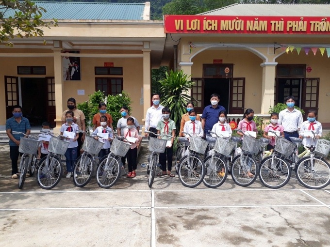 Ông Nguyễn Trung Dũng (áo trắng đứng giữa) - Phó Giám đốc kinh doanh Viettel Hàm Yên trao học bổng cho học sinh