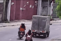 Nữ sinh đi xe máy ôm cua lấn làn, đốn ngã thanh niên ở làn đối diện