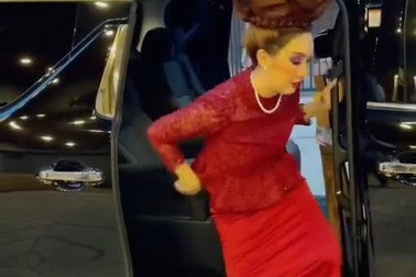 Cô gái vất vả với mái tóc cầu kỳ