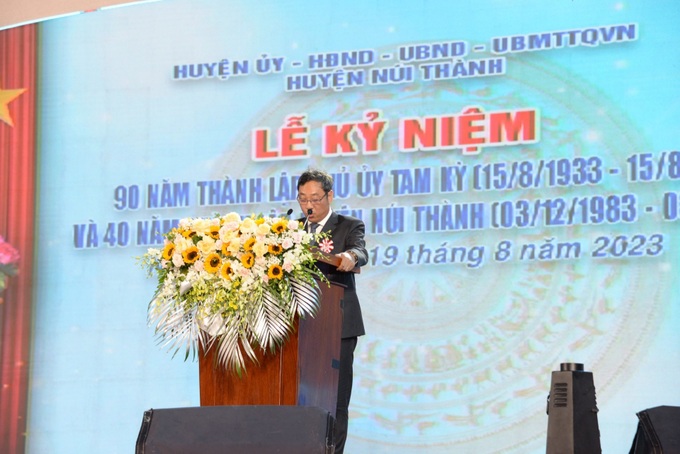 Bí thư Huyện ủy Núi Thành Nguyễn Tri Ấn phát biểu tại buổi lễ