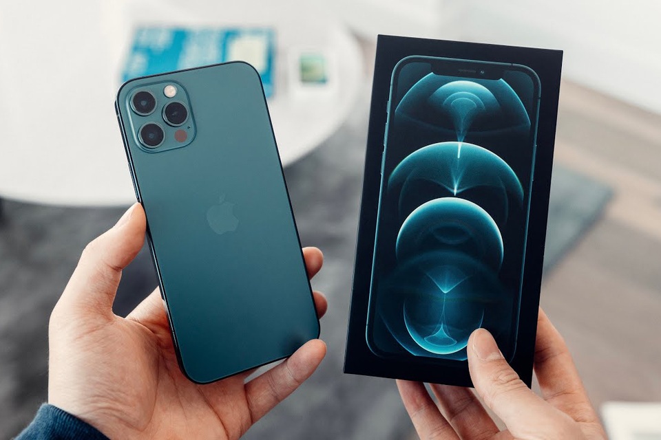 iPhone 12 Pro Max chính hãng khan hàng, máy xách tay tăng vài triệu đồng - 2 iPhone 12 Pro Max chính hãng khan hàng, máy xách tay tăng vài triệu đồng - 2