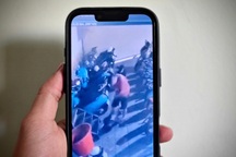 Người đàn ông đánh tới tấp hai thiếu niên ở TPHCM