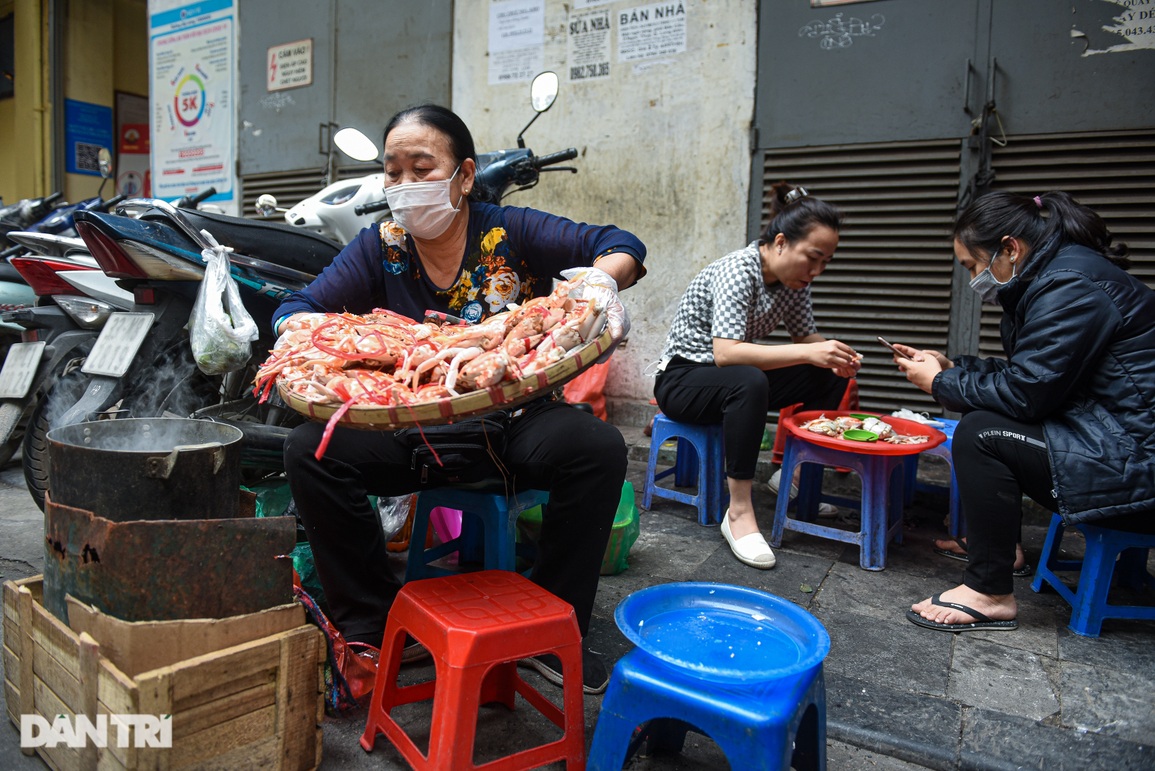 Mẹt ghẹ vỉa hè Hà Nội, bà chủ U70 chốt đơn vèo vèo, ngày hết 30 kg - 6 Mẹt ghẹ vỉa hè Hà Nội, bà chủ U70 chốt đơn vèo vèo, ngày hết 30 kg - 6
