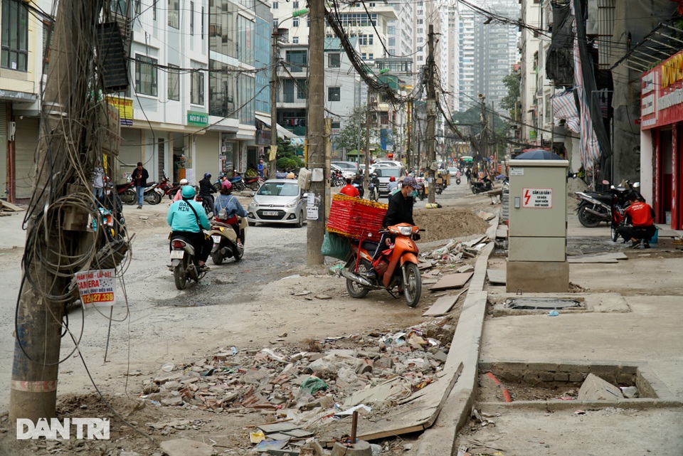 Hà Nội: Con đường dài hơn 400m xây 4 năm vẫn chưa xong - 5 Hà Nội: Con đường dài hơn 400m xây 4 năm vẫn chưa xong - 5