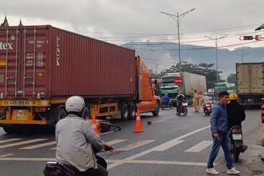 Container tông xe máy khiến vợ chết, chồng trọng thương