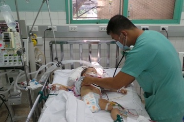 Phát lệnh báo động đỏ cứu cháu bé 20 tháng tuổi bị đâm xuyên ngực