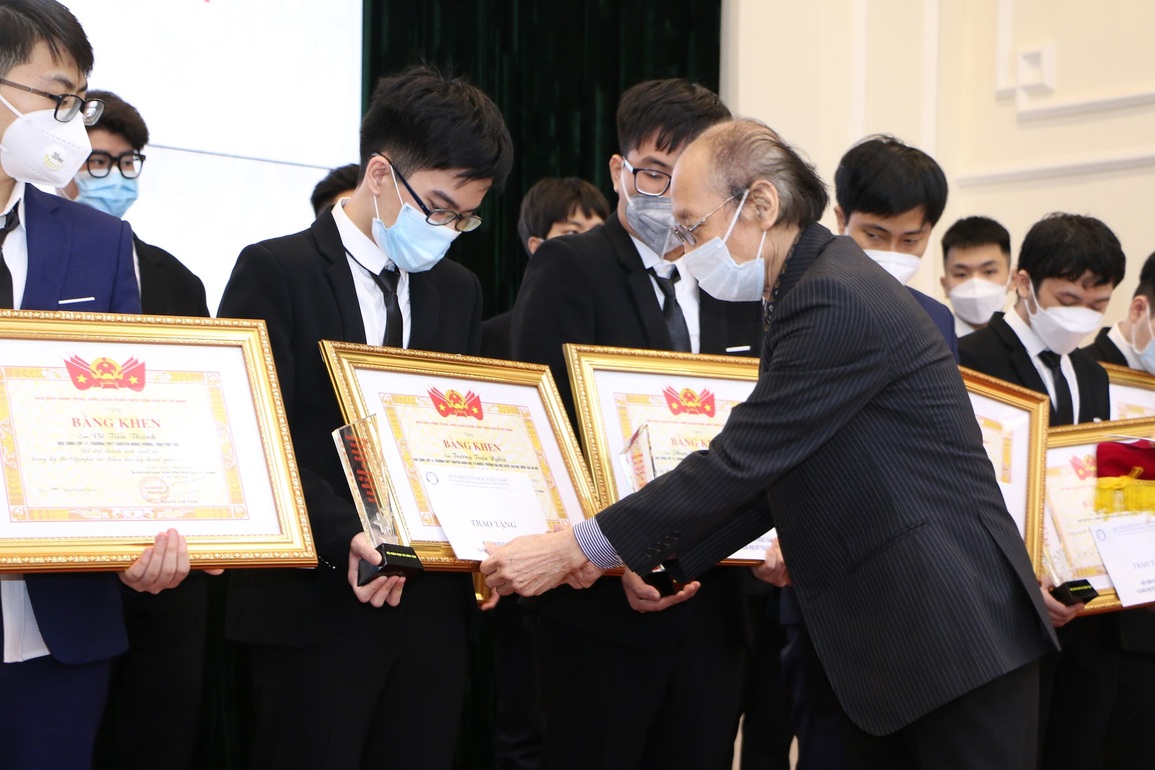 Quỹ Khuyến học Việt Nam trao quà tới 31 học sinh đoạt giải Olympic quốc tế - 1 Quỹ Khuyến học Việt Nam trao quà tới 31 học sinh đoạt giải Olympic quốc tế - 1