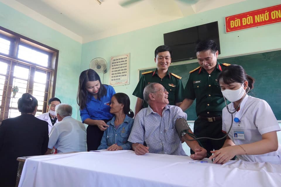 Tuổi trẻ quân đội, Tỉnh Đoàn Quảng Trị tặng quà tri ân đối tượng chính sách - 3 Tuổi trẻ quân đội, Tỉnh Đoàn Quảng Trị tặng quà tri ân đối tượng chính sách - 3