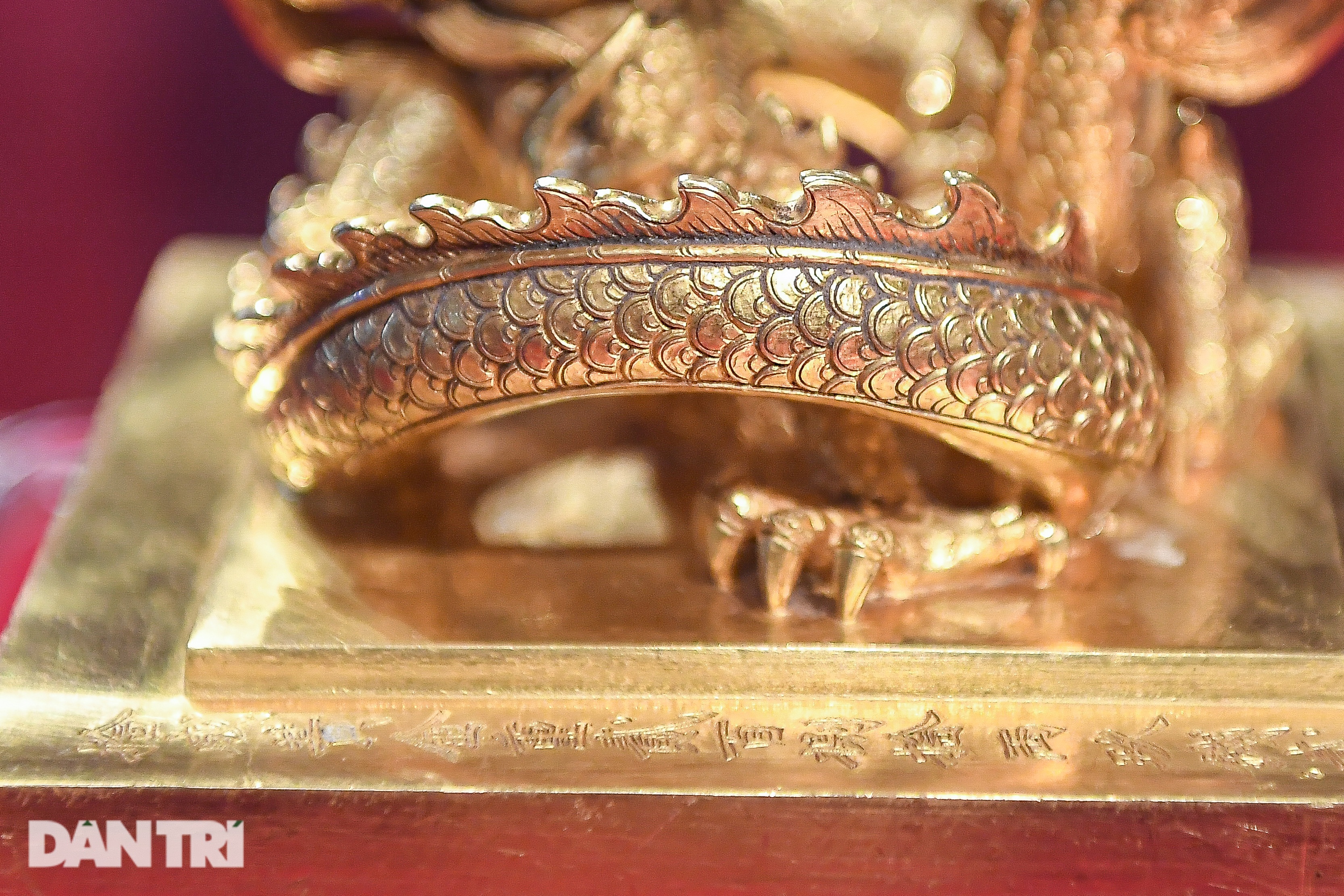 ត្រាមាសរបស់អធិរាជត្រឡប់មកផ្ទះវិញ ដោយមានឆ្មាំ ៤-៥ នាក់ ប្រចាំការទាំងយប់ទាំងថ្ងៃ - ៥ Ấn vàng Hoàng đế chi bảo hồi hương, có 4-5 bảo vệ túc trực ngày đêm - 5