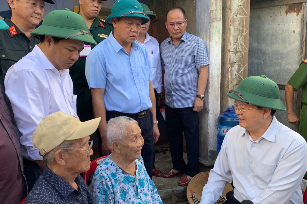 Phó Thủ tướng Mai Văn Chính thăm hỏi người dân bị ảnh hưởng do bão Kalmaegi - 1