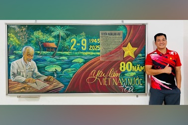 Thầy giáo dùng phấn vẽ cảnh Bác Hồ đọc Tuyên ngôn độc lập gây sốt