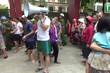 Trường mầm non gặp sự cố điện, hàng trăm phụ huynh "khóc mếu" đón con