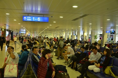 Sân bay Tân Sơn Nhất đông nghẹt khách về quê ăn Tết muộn