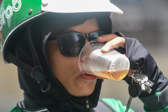 Hà Nội: Mát lòng trà chanh đá miễn phí giữa ngày nắng đỉnh điểm - 19 Hà Nội: Mát lòng trà chanh đá miễn phí giữa ngày nắng đỉnh điểm - 19