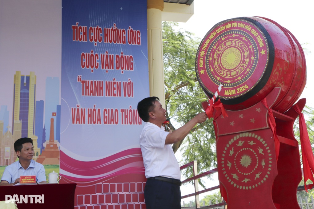 Phát động ngày hội thanh niên quân đội với văn hóa giao thông - 4 Phát động ngày hội thanh niên quân đội với văn hóa giao thông - 4