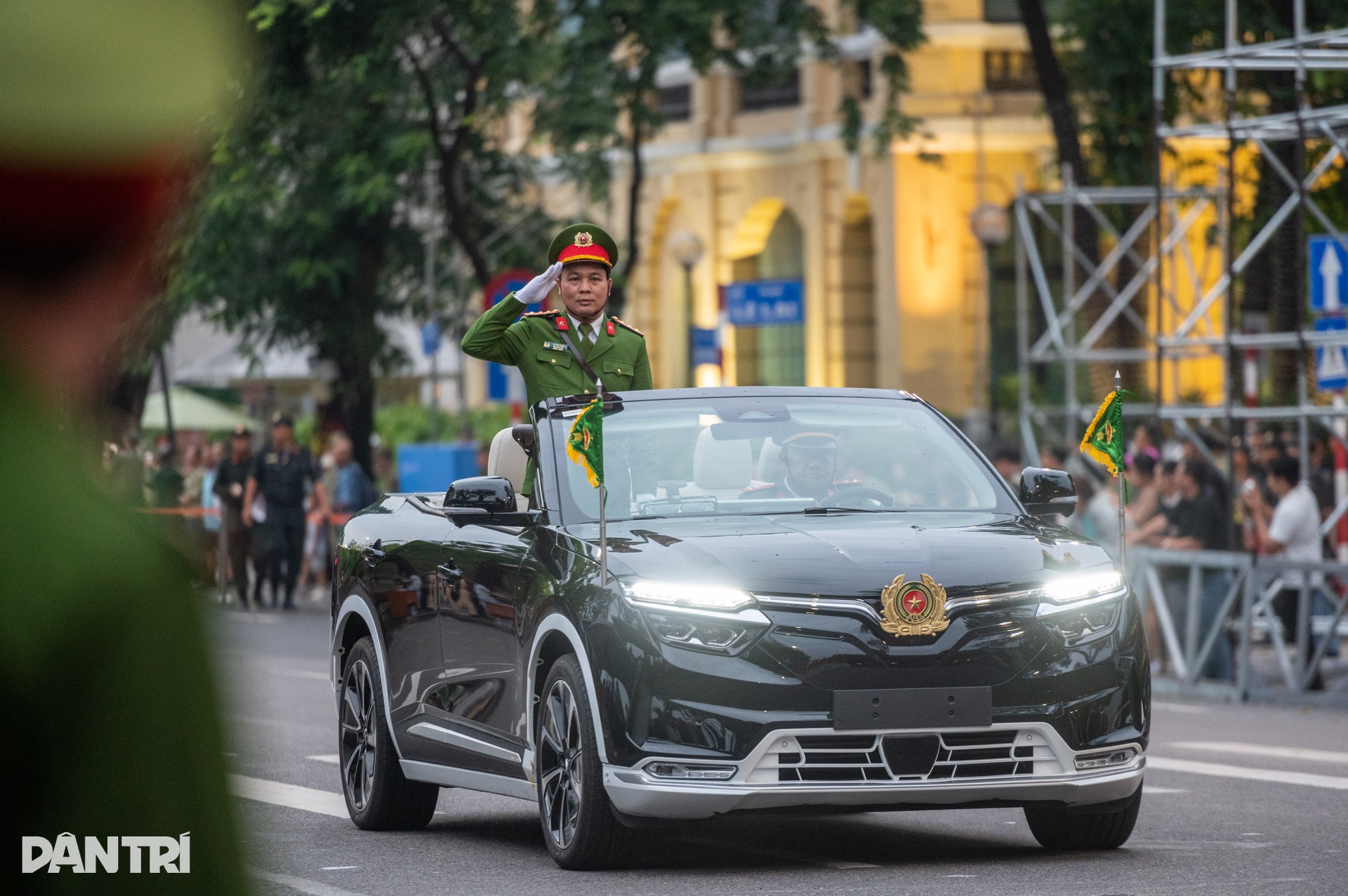 Nữ CSGT trình diễn võ thuật, quật ngã tội phạm tại bờ hồ Hoàn Kiếm - 2