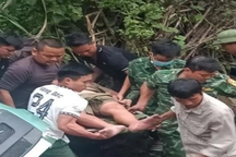 Xe đầu kéo mất lái, lao thẳng xuống suối