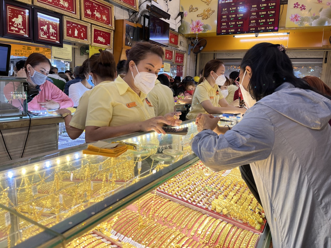 Dân đầu tư chốt lãi, nhà vàng sụp hầm trước ngày vía Thần tài - 1 Dân đầu tư chốt lãi, nhà vàng sụp hầm trước ngày vía Thần tài - 1