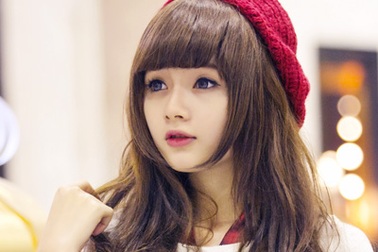 “Búp bê ảnh thẻ” Lan Hương khoe ảnh Noel Sài Gòn