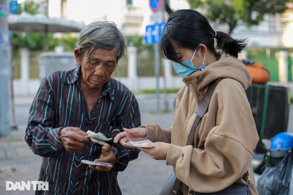Ông lão 68 tuổi hát rong, bán vé số mưu sinh ở Sài Gòn - 8 Ông lão 68 tuổi hát rong, bán vé số mưu sinh ở Sài Gòn - 8