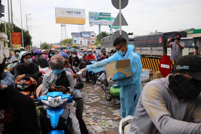 Phát nước và lương thực cho người dân