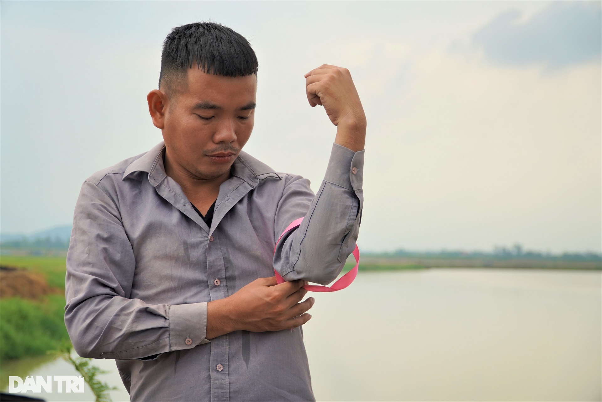 Street people flocked to buy tickets to compete with each other to catch fish, and the lake owner collected nearly ten million dong - 3