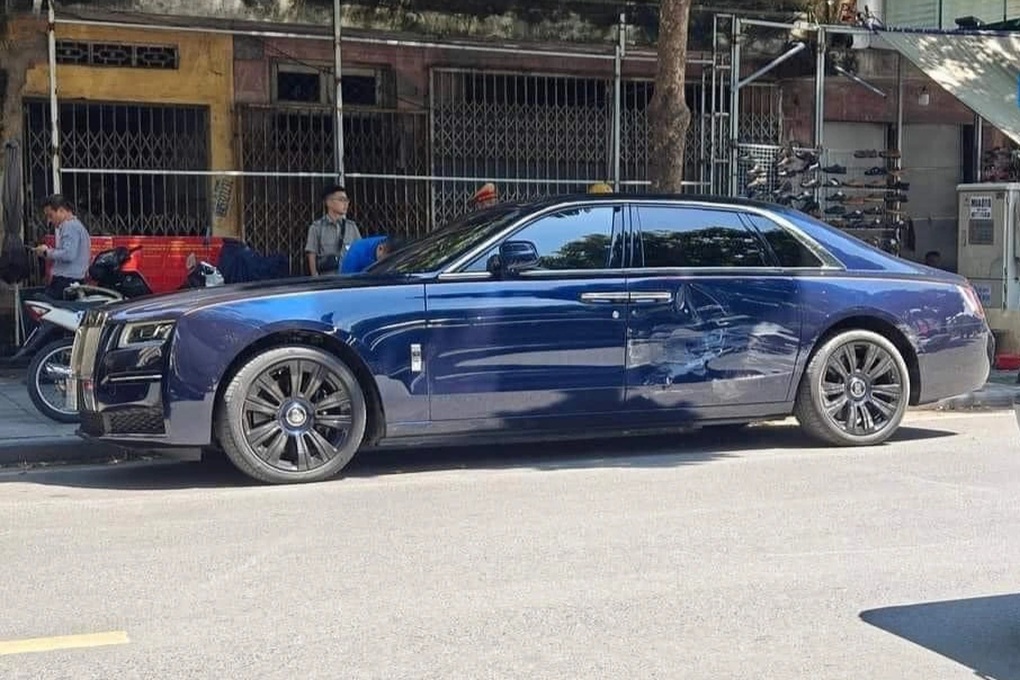 Biệt thự di động Rolls-Royce Ghost bị đâm móp cửa trên phố Hà Nội - 3 Biệt thự di động Rolls-Royce Ghost bị đâm móp cửa trên phố Hà Nội - 3