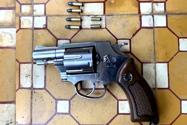 Bị quỵt tiền, mang theo súng đi đòi nợ