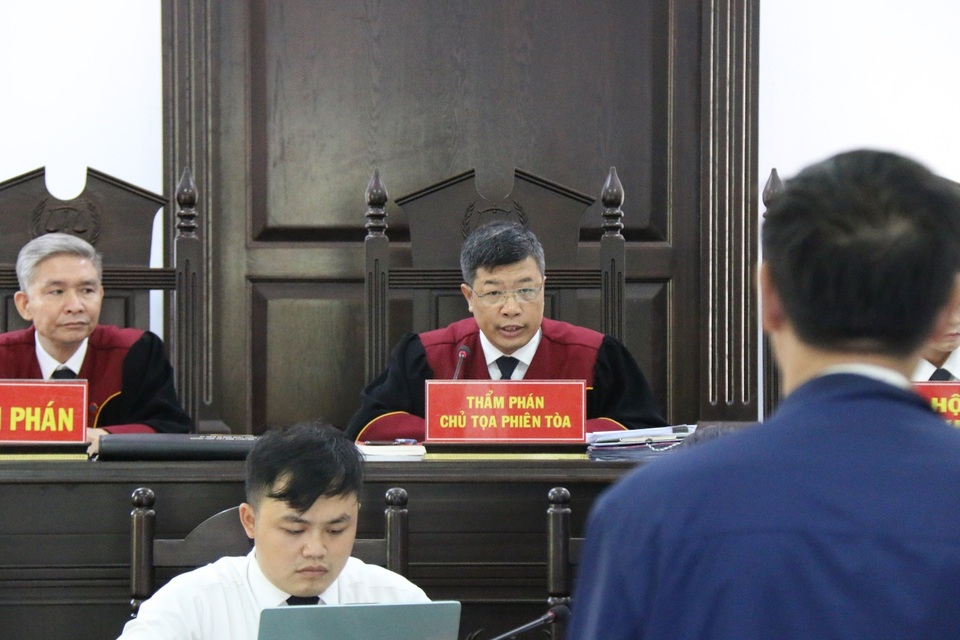 Bị cáo vụ pha xăng giả nhiều lần nói bó tay và phủ nhận cáo buộc - 2 Bị cáo vụ pha xăng giả nhiều lần nói bó tay và phủ nhận cáo buộc - 2