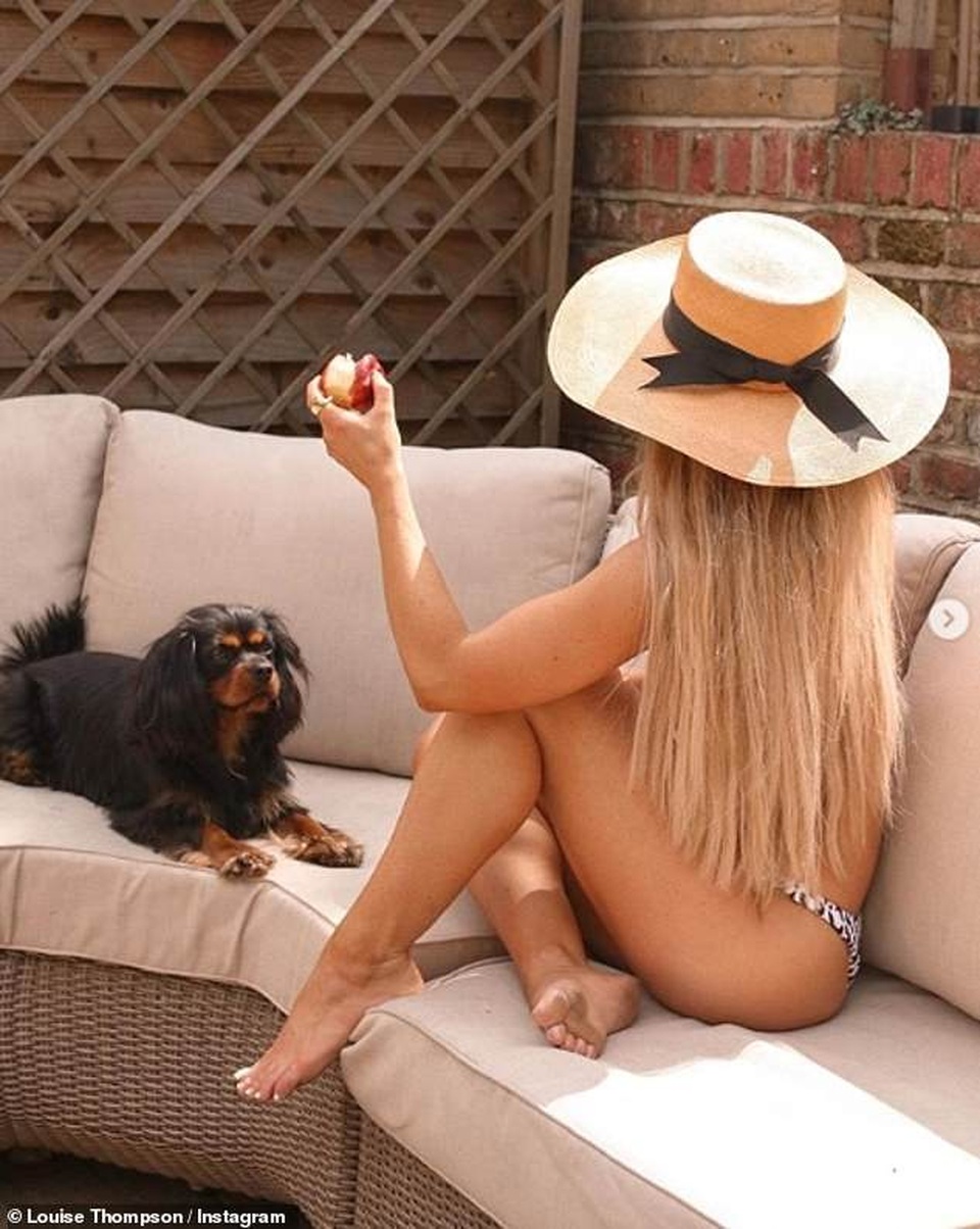 Bầu bí, Ciara vẫn tự tin diện áo tắm - 6 Bầu bí, Ciara vẫn tự tin diện áo tắm - 6