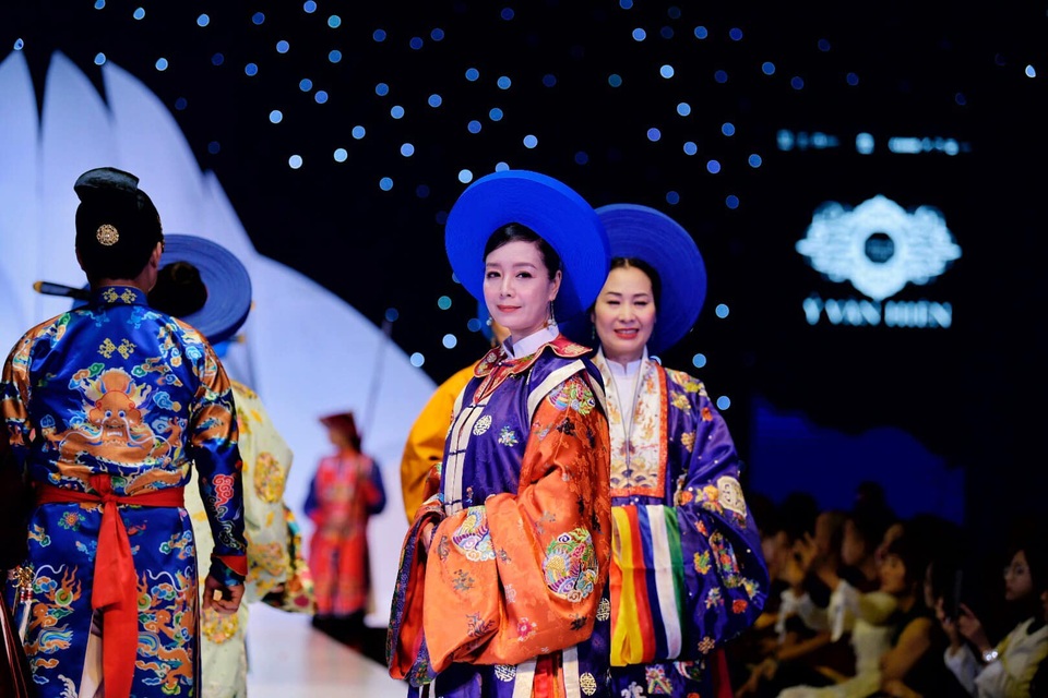 NSND Hoàng Cúc, Thu Hà, Chiều Xuân trình diễn cổ phục thời Nguyễn - 19 NSND Hoàng Cúc, Thu Hà, Chiều Xuân trình diễn cổ phục thời Nguyễn - 19