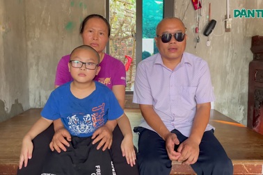Người cha mù canh cánh nỗi lo nuôi 3 con nhỏ, bố liệt tứ chi, mẹ tâm thần