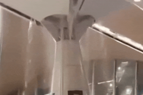 Mưa lớn khiến trần sân bay bị dột, nước tuôn xối xả như thác chảy