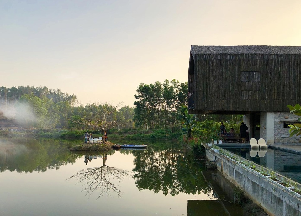 Chán biệt thự phố, vợ chồng Việt về quê làm nhà tranh giữa vườn cây, ao cá - 10 Chán biệt thự phố, vợ chồng Việt về quê làm nhà tranh giữa vườn cây, ao cá - 10