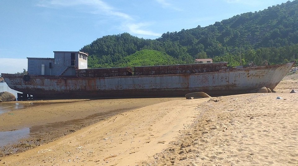 Bán đấu giá tàu có chữ nước ngoài vô chủ dạt vào biển Hà Tĩnh - 1 Bán đấu giá tàu có chữ nước ngoài vô chủ dạt vào biển Hà Tĩnh - 1
