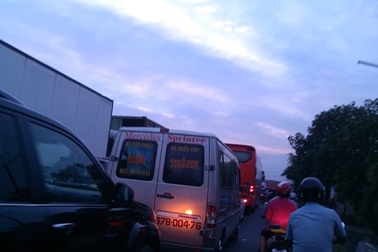 Quốc lộ ùn tắc gần 10km vì thi công đường