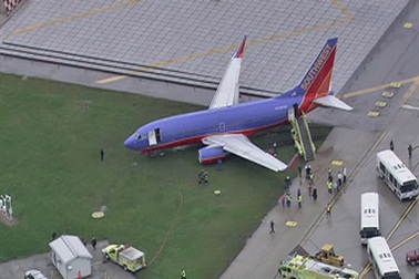 Máy bay Mỹ trượt khỏi đường băng, mắc kẹt trong bùn đất