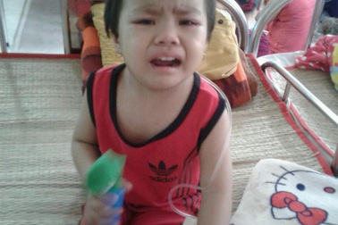 Cha mẹ nghèo đau đớn vì không tiền cứu con