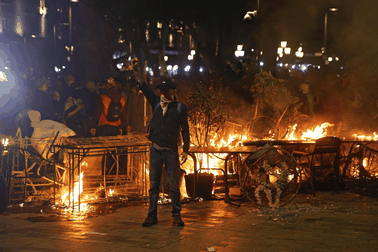 Người biểu tình xông vào dinh tổng thống Georgia, đụng độ với cảnh sát