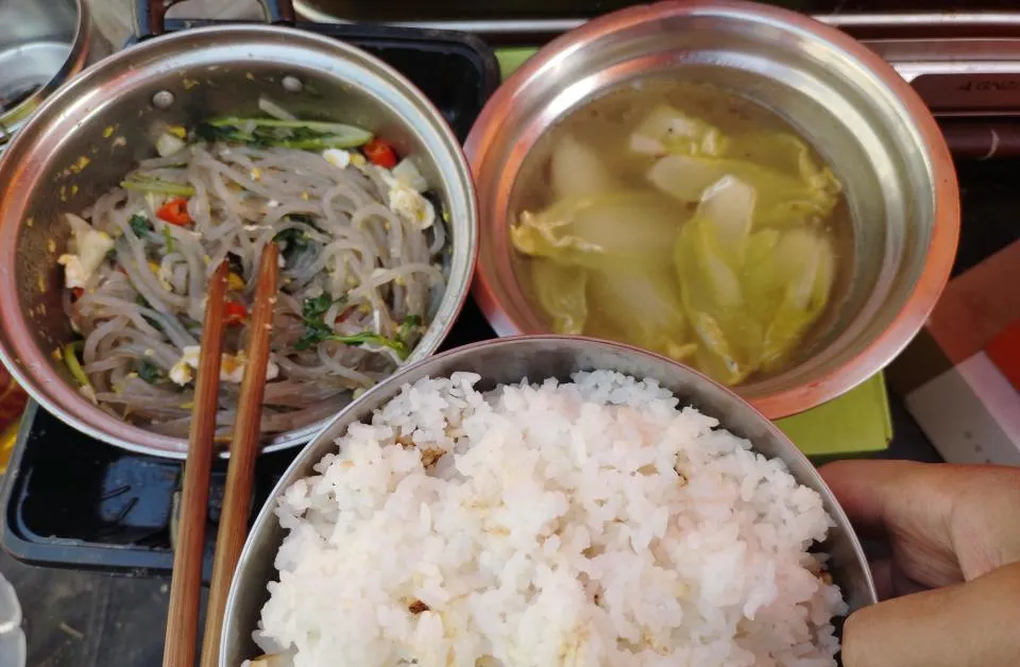 Không muốn đi làm, chàng trai Trung Quốc dựng lều sống ở bãi rác - 3 Không muốn đi làm, chàng trai Trung Quốc dựng lều sống ở bãi rác - 3