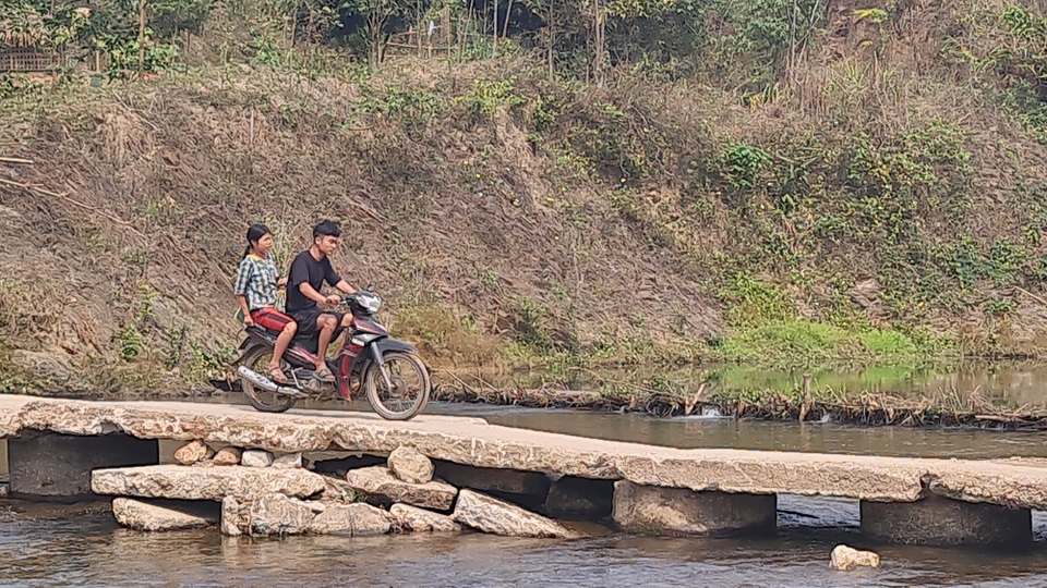 Những tấm bê tông đặt tạm, kê nổi lên khỏi mặt nước để cho người dân và học sinh qua lại. Tuy nhiên, thời gian gần đây, dòng khe Chon này nước chảy xiết gây xói mòn phía dưới nên rất nguy hiểm cho người dân khi lưu thông trên những tấm bê tông tạm bợ này. Những tấm bê tông đặt tạm, kê nổi lên khỏi mặt nước để cho người dân và học sinh qua lại. Tuy nhiên, thời gian gần đây, dòng khe Chon này nước chảy xiết gây xói mòn phía dưới nên rất nguy hiểm cho người dân khi lưu thông trên những tấm bê tông tạm bợ này.