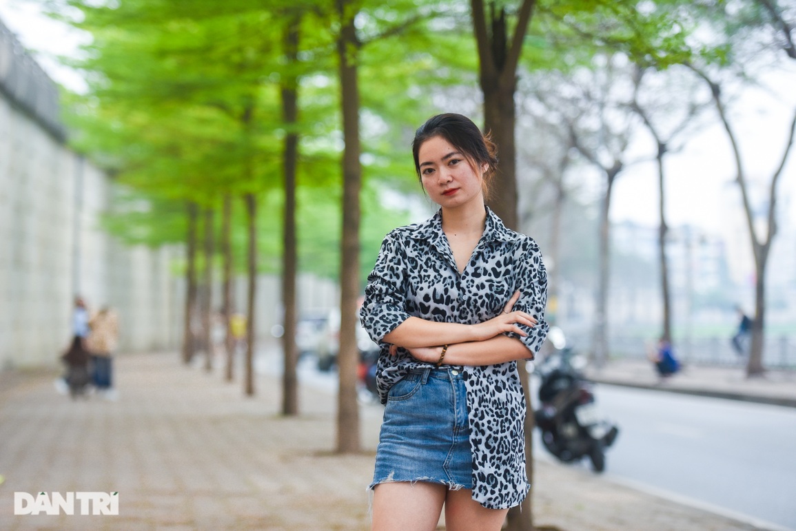 Người Hà Nội đổ xô tới chụp ảnh với đường lá bàng đẹp như Hàn Quốc - 2 Người Hà Nội đổ xô tới chụp ảnh với đường lá bàng đẹp như Hàn Quốc - 2