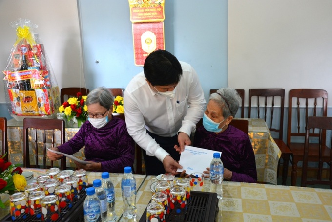 PCT UBND tỉnh Quảng Ngãi trao quà cho đối tượng Người có công của tỉnh