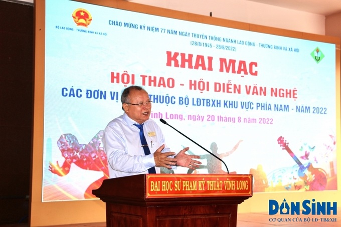 PGS. TS Cao Hùng Phi - Hiệu trưởng Trường ĐH Sư phạm Kỹ thuật Vĩnh Long tin rằng, tinh thần văn hóa văn nghệ và thể thao của hơn 300 thành viên có mặt ngày hôm nay sẽ luôn tồn tại trên tinh thần giao lưu và xây dựng vững chắc tình đoàn kết của các đơn vị.