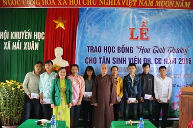 Quảng Trị: Trao học bổng đầu xuân đến 42 sinh viên nghèo vượt khó