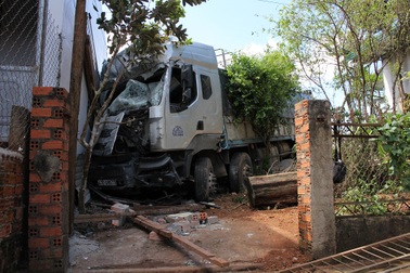 Xe tải mất lái, đâm hàng loạt nhà dân