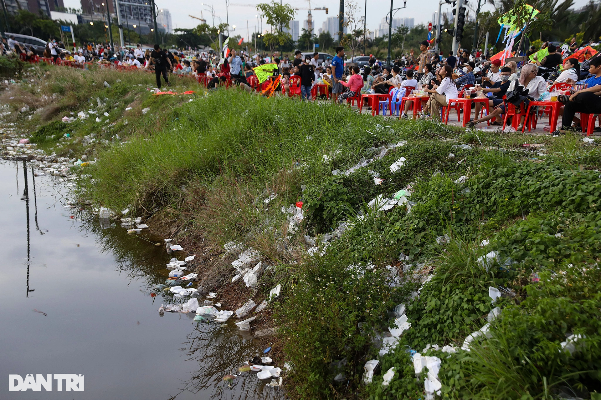 Biển người đến thả diều, ăn uống khiến khu Thủ Thiêm tràn ngập rác thải - 2 Biển người đến thả diều, ăn uống khiến khu Thủ Thiêm tràn ngập rác thải - 2