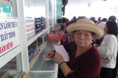 Bệnh nhân Bảo hiểm y tế phải đóng tiền “thế chân”