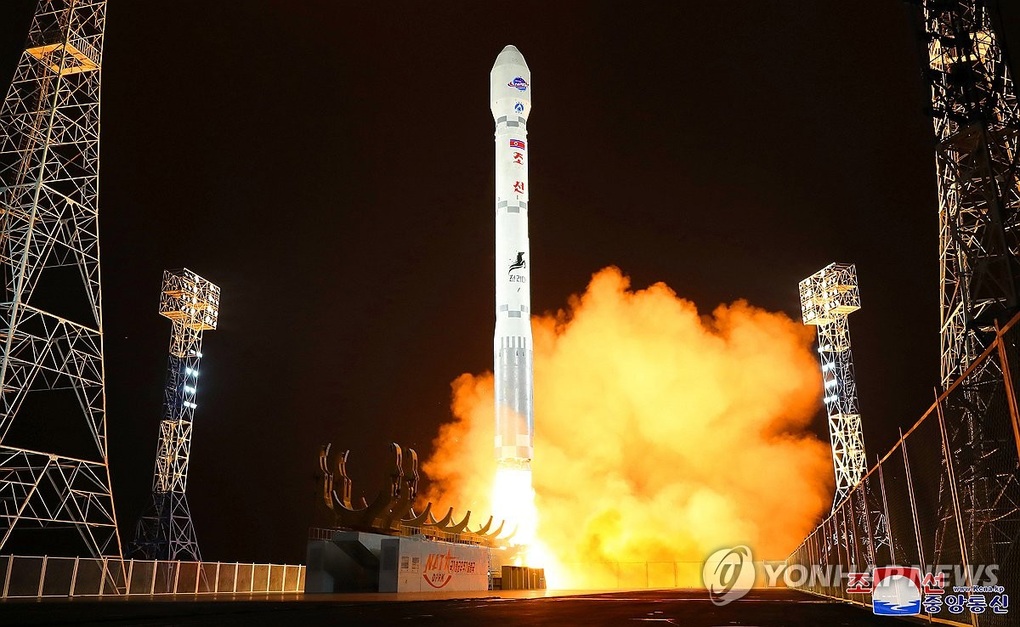 Ông Kim Jong-un thị sát vụ phóng vệ tinh do thám thành công của Triều Tiên - 1 Ông Kim Jong-un thị sát vụ phóng vệ tinh do thám thành công của Triều Tiên - 1